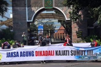 Aksi unjuk rasa yang digelar oleh Gerakan Muda Samosir (GMS) di depan Gedung Kejagung, Jakarta, Selasa (5/9). Foto: GMS