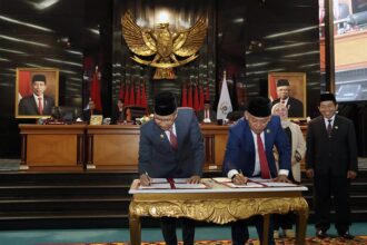 Ketua DPRD DKI Jakarta, Prasetio Edi Marsudi (kanan) bersama Pj gubernur DKI Jakarta, Heru Budi.(foto dok DPRD DKI)