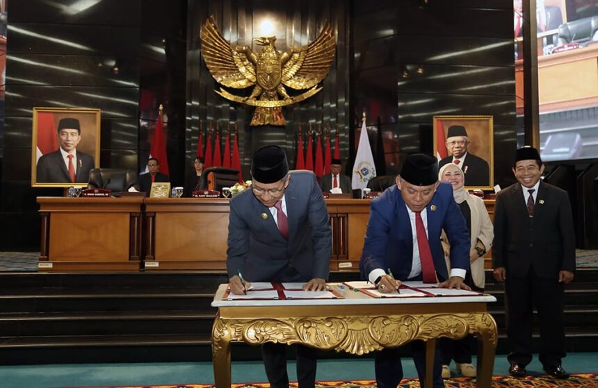 Ketua DPRD DKI Jakarta, Prasetio Edi Marsudi (kanan) bersama Pj gubernur DKI Jakarta, Heru Budi.(foto dok DPRD DKI)