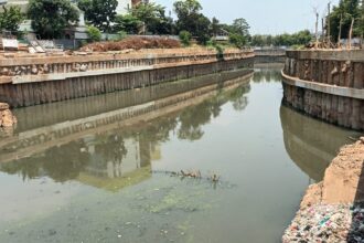 Dinas Lingkungan Hidup (LH) DKI Jakarta telah mengangkut sampah-sampah didominasi plastik merupakan endapan pada dasar aliran Kanal Banjir Timur (KBT), Selasa (5/9). Foto: Ist