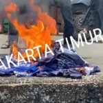 Viral, bendera dan kaus partai dibakar massa di wilayah Jakarta Timur. Foto: Tangkapan kamera