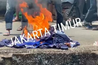 Viral, bendera dan kaus partai dibakar massa di wilayah Jakarta Timur. Foto: Tangkapan kamera