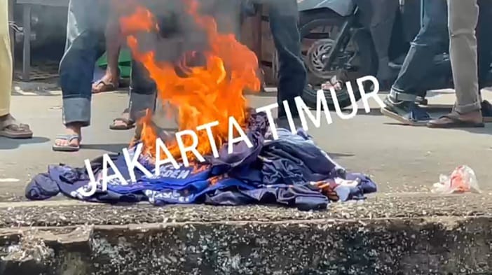 Viral, bendera dan kaus partai dibakar massa di wilayah Jakarta Timur. Foto: Tangkapan kamera