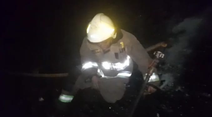 Sejumlah petugas Damkar memadamkan api yang membakar gunungan batu bara setinggi 7 meter di Jalan Green Sedayu, Kelurahan Cakung Timur, Kecamatan Cakung, Jakarta Timur, Rabu (6/9) malam. Foto: Damkar