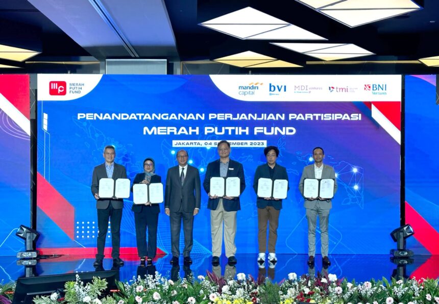 Foto (1): Wakil Menteri BUMN Rosan Roeslani (ketiga dari kiri); dari kiri ke kanan, CEO BNI Ventures Eddi Danusaputro, CEO TMI Mia Melinda, CEO MDI Ventures Donald Wihardja, CEO BRI Ventures Nicko Widjaja, dan CEO Mandiri Capital Indonesia Dennis Pratistha saat acara penandatanganan perjanjian partisipasi Merah Putih Fund (MPF), Senin (4/9) di Jakarta. Foto: Telkom Indonesia