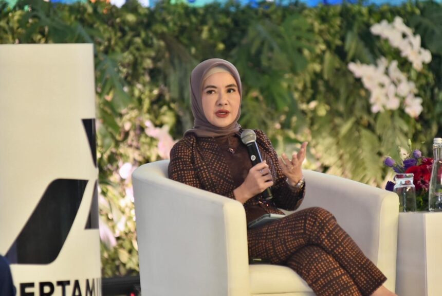 Direktur Utama Pertamina Nicke Widyawati meberikan pemaparan saat menjadi pembicara pda sesi diskusi panel di acara Indonesia Sustainability Forum yang diselenggarakan di Hotel Park Hyatt, Jakarta, Kamis (7/9). Foto: Dok Pertamina