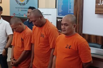 Tiga pelaku (kaus tahanan orange) spesialis pencurian kendaraan bermotor yang beraksi di kawasan Setiabudi dicokok aparat Polres Metro Jakarta Selatan belum lama ini. Foto: Joesvicar Iqbal/ipol.id