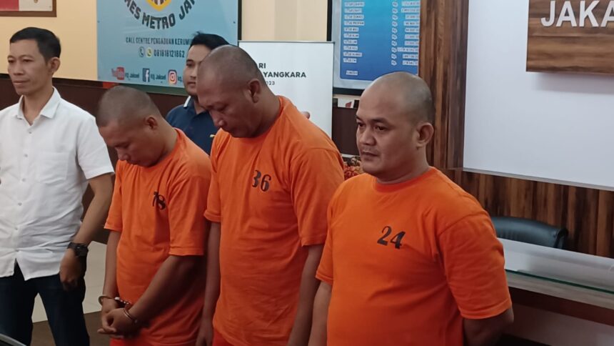 Tiga pelaku (kaus tahanan orange) spesialis pencurian kendaraan bermotor yang beraksi di kawasan Setiabudi dicokok aparat Polres Metro Jakarta Selatan belum lama ini. Foto: Joesvicar Iqbal/ipol.id