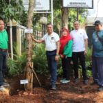 Wali Kota Jakarta Selatan, Munjirin didampingi Camat Pancoran, Alamsah dan jajaran usai melakukan penanaman pohon di halaman kantor Kecamatan Pancoran, Jumat (8/9) siang.