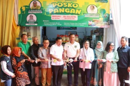 Wali Kota Jakarta Selatan, Munjirin dan Ketua Umum Inkowapi, Sharmila Yahya, pimpinan Pusat Koperasi Wanita Pengusaha Indonesia (Puskowapi) bersama Sahabat Usaha Rakyat (Sahara) usai meresmikan Posko Pangan Warung Ibu Sulatri di Jalan Pengadegan Utara IV, RT 006/RW 07, Kelurahan Pengadegan, Kecamatan Pancoran, Jumat (8/9).