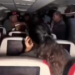 Kondisi panik di dalam pesawat saat lampu dan AC mati. Foto: Instagram @lambe_turah