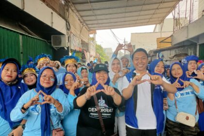 Ketua DPC PD Pulau Seribu, Neneng Hasanah dan Fhajriansyah Syam (caleg DPR RI dapil 3 DKI Jakarta) bersama ratusan ibu-ibu senam HNH. Foto: Sofian Ismanto/ipol.id