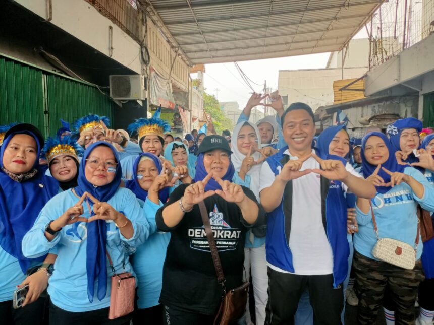 Ketua DPC PD Pulau Seribu, Neneng Hasanah dan Fhajriansyah Syam (caleg DPR RI dapil 3 DKI Jakarta) bersama ratusan ibu-ibu senam HNH. Foto: Sofian Ismanto/ipol.id