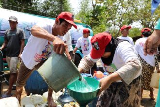 Para sukarelawan Gardu Ganjar (GG) bahu membahu membantu mengirimkan sejumlah bantuan air bersih kepada warga sekitar di Kecamatan Patia, Pandeglang, Banten, Minggu (10/9) siang. Foto: GG