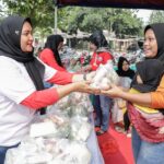 Relawan Gardu Ganjar saat memberikan bantuan paket bahan makanan bergizi kepada warga yang memiliki anak-anak usia di bawah lima tahun (balita) di Desa Caringin, Kecamatan Legok, Kabupaten Tangerang, Provinsi Banten, Minggu (10/9). Foto: Gardu