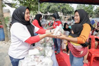 Relawan Gardu Ganjar saat memberikan bantuan paket bahan makanan bergizi kepada warga yang memiliki anak-anak usia di bawah lima tahun (balita) di Desa Caringin, Kecamatan Legok, Kabupaten Tangerang, Provinsi Banten, Minggu (10/9). Foto: Gardu