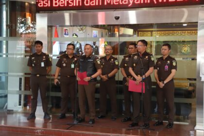 Kapuspenkum Kejaksaan Agung, Ketut Sumedana (ketiga dari kiri) dalam jumpa pers di Gedung Bundar Kejaksaan Agung, Jakarta, Senin (11/9).