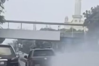 Mobil Plat merah keluarkan kepulan asap, Foto: Instagram, @merekamjakarta