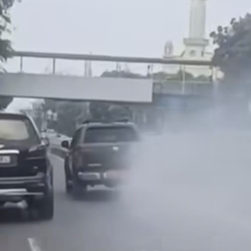 Mobil Plat merah keluarkan kepulan asap, Foto: Instagram, @merekamjakarta