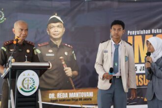 Kepala Kejaksaan Tinggi DKI Jakarta Reda Manthovani saat melaksanakan program Jaksa Masuk Sekolah (JMS) di SMA Negeri 35 Jakarta.