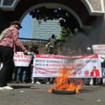 Puluhan massa dari Forum Komunikasi Mahasiswa Sumatera Utara (Jakarta) saat menggelar aksi unjuk rasa di Gedung Kejaksaan Agung, Jakarta. Foto: Ist