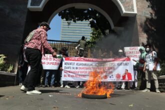 Puluhan massa dari Forum Komunikasi Mahasiswa Sumatera Utara (Jakarta) saat menggelar aksi unjuk rasa di Gedung Kejaksaan Agung, Jakarta. Foto: Ist