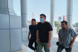 Terpidana kasus penipuan, Hengky Gosal (tengah) saat diamankan oleh Tim Tangkap Buronan Kejaksaan Agung bersama Kejaksaan Negeri Makassar, Kamis (14/9).