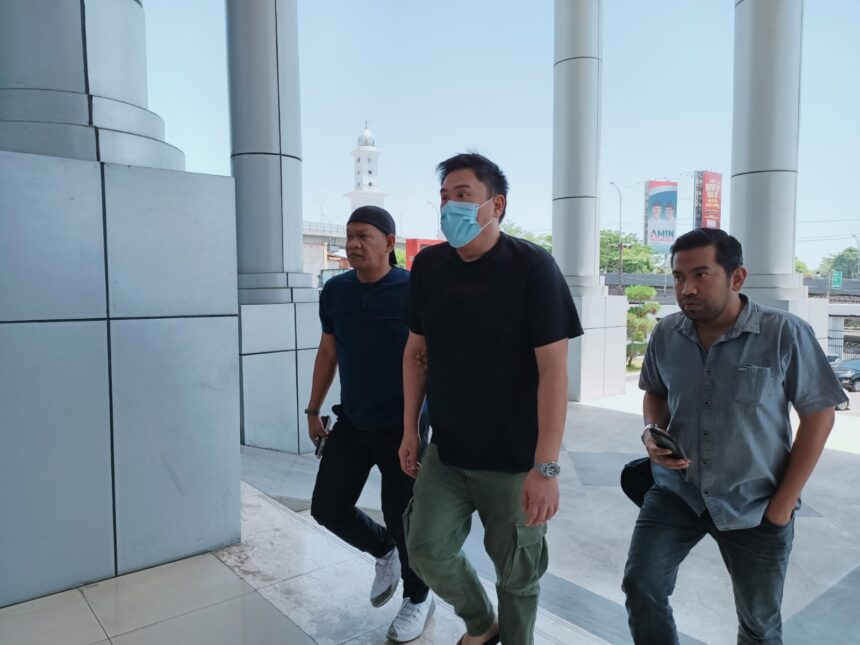 Terpidana kasus penipuan, Hengky Gosal (tengah) saat diamankan oleh Tim Tangkap Buronan Kejaksaan Agung bersama Kejaksaan Negeri Makassar, Kamis (14/9).