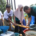 Warga di tiga kecamatan yaitu Kecamatan Pontang, Tirtayasa dan Tanara, Kabupaten Serang, Banten, Kamis (14/9) menampung air bersih dari mobil tangki bantuan dari sukarelawan Santri Dukung Ganjar (SDG) Provinsi Banten. Foto: SDG
