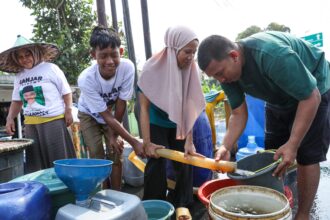 Warga di tiga kecamatan yaitu Kecamatan Pontang, Tirtayasa dan Tanara, Kabupaten Serang, Banten, Kamis (14/9) menampung air bersih dari mobil tangki bantuan dari sukarelawan Santri Dukung Ganjar (SDG) Provinsi Banten. Foto: SDG