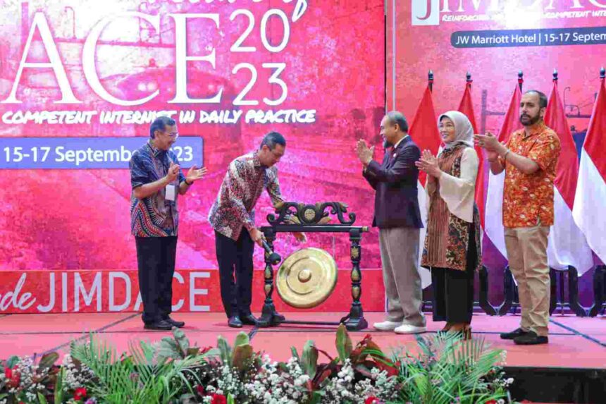 Pj Gubernur DKI Jakarta, Heru Budi Hartono saat membuka seminar ilmiah Jakarta JIM DACE. Foto: Dok Pemprov DKI Jakarta