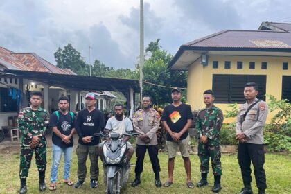 Pos Komando Utama (Kout) bekerjasama anggota Polsubsektor Skouw mengamankan pengendara sepeda motor hasil pencurian di PLBN Skouw yang merupakan pusat Lintas Batas RI-PNG, Distrik Muaratami, Kota Jayapura, Papua, Sabtu (16/9). Foto: Penerangan Satgas Yonif 122/TS