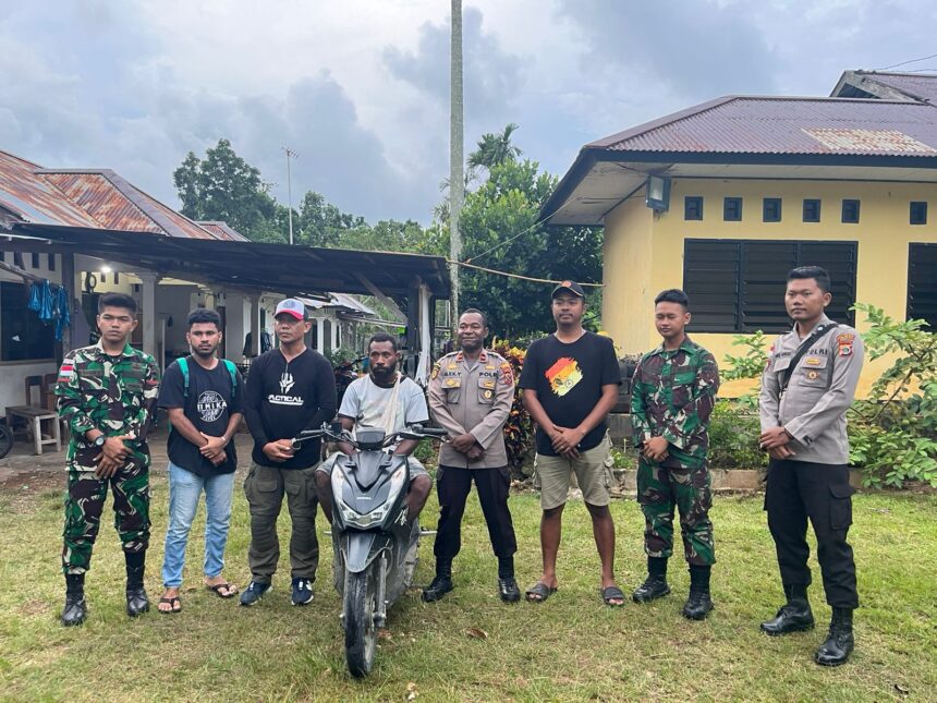 Pos Komando Utama (Kout) bekerjasama anggota Polsubsektor Skouw mengamankan pengendara sepeda motor hasil pencurian di PLBN Skouw yang merupakan pusat Lintas Batas RI-PNG, Distrik Muaratami, Kota Jayapura, Papua, Sabtu (16/9). Foto: Penerangan Satgas Yonif 122/TS