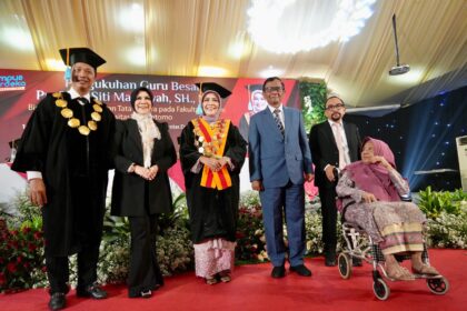 Menteri Koordinator Bidang Politik, Hukum dan Keamanan (Menkopolhukam) Mahfud MD dalam acara Pengukuhan Prof Dr Siti Marwiyah, S.H., M.H sebagai Guru Besar Bidang Ilmu Hukum Tata Negara pada Fakultas Hukum Universitas Dr Soetomo di Surabaya, Jawa Timur, Sabtu (16/9). Foto: Kemenkopolhukam