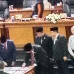 Prasetio Edi Marsudi (Ketua DPRD DKI Jakarta) dan Heru Budi Hartono (Pj gubernur DKI) saat penandatanganan MoU KUA PPAS APBD DKI 2024.(foto sofian/IPOL.id)