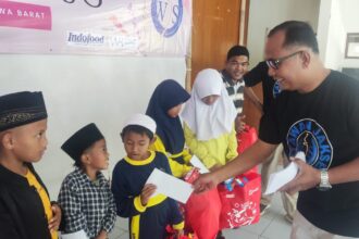 Ketua Wartawan Jakarta Selatan (WJS), Robin Tarigan saat menyantuni anak yatim dan memberikan bantuan pada pengurus Yayasan Yatim Piatu Milatul Hanafiah, Cisarua, Bogor, Jawa Barat, Jaya Suparna, Sabtu (16/9). Foto: Joesvicar Iqbal/ipol.id