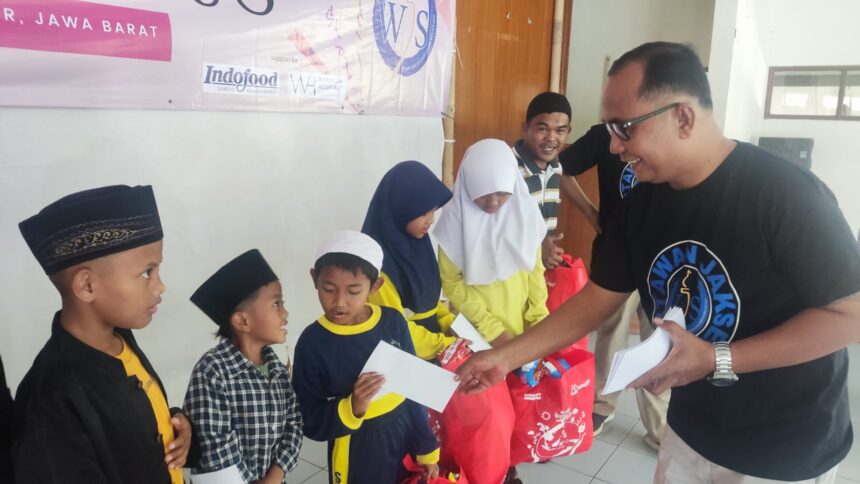 Ketua Wartawan Jakarta Selatan (WJS), Robin Tarigan saat menyantuni anak yatim dan memberikan bantuan pada pengurus Yayasan Yatim Piatu Milatul Hanafiah, Cisarua, Bogor, Jawa Barat, Jaya Suparna, Sabtu (16/9). Foto: Joesvicar Iqbal/ipol.id