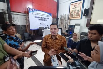 Peneliti LSI Denny JA, Ardian Sopa usai merilis survei terbaru mengenai Pilihan Ormas Islam dan Partai Islam terhadap Capres Cawapres 2024 di kantor LSI di Jalan Pemuda, Rawamangun, Jakarta Timur, Selasa (19/9) siang. Foto: Joesvicar Iqbal/ipol.id