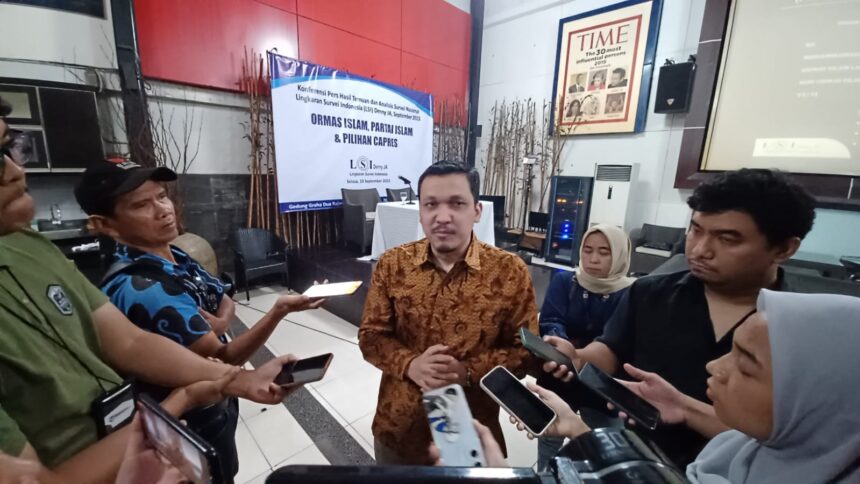 Peneliti LSI Denny JA, Ardian Sopa usai merilis survei terbaru mengenai Pilihan Ormas Islam dan Partai Islam terhadap Capres Cawapres 2024 di kantor LSI di Jalan Pemuda, Rawamangun, Jakarta Timur, Selasa (19/9) siang. Foto: Joesvicar Iqbal/ipol.id
