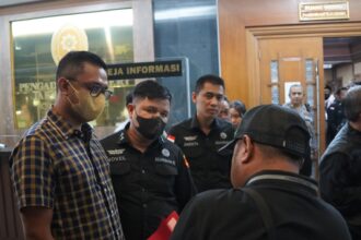 Tenaga Ahli Kominfo, Walbertus Natalius Wisang (paling kiri) saat ditangkap usai bersaksi dalam persidangan kasus korupsi BTS 4G Kominfo di Pengadilan Tipikor Jakarta, Selasa (19/9). Foto: Direktorat Penyidikan Jampidsus Kejaksaan Agung