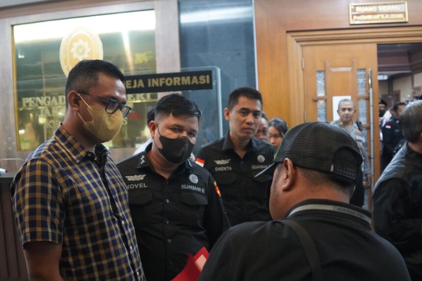 Tenaga Ahli Kominfo, Walbertus Natalius Wisang (paling kiri) saat ditangkap usai bersaksi dalam persidangan kasus korupsi BTS 4G Kominfo di Pengadilan Tipikor Jakarta, Selasa (19/9). Foto: Direktorat Penyidikan Jampidsus Kejaksaan Agung