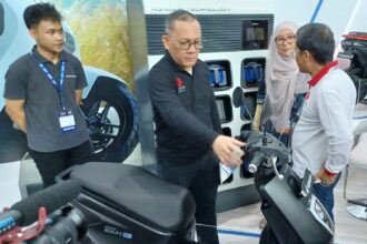 Kepala Badan Riset dan Inovasi Nasional (BRIN), Laksana Tri Handoko (kaos polo hitam lengan panjang) saat berkeliling mengunjungi booth para peserta Indonesia Research and Innovation Expo (InaRI Expo 2023) di ICC Building, KST Soekarno di kawasan Cibinong, Bogor, Jawa Barat, Rabu (20/9). Foto: Joesvicar Iqbal/ipol.id