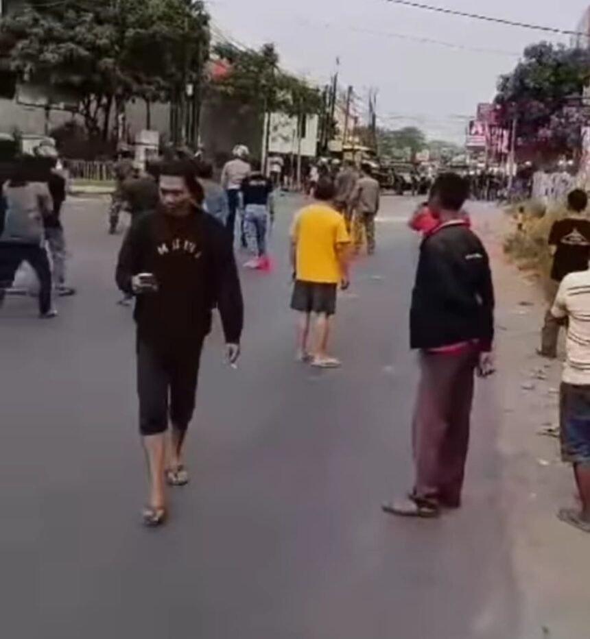 Bentrok antar ormas terjadi di bekasi, foto: Instagram, @lensaberitajakarta (tangkap layar)