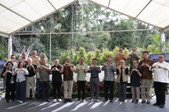 Ketua Yayasan Arsari Djojohadikusumo (YAD) Hashim Djojohadikusummo dan Kepala Otorita Ibu Kota Nusantara (OIKN), Bambang Susantono dan jajaran usai penandatanganan Memorandum of Understanding (MoU) Kemitraan Program Perlindungan dan Pengelolaan Kawasan Lindung dan Ekosistem Perairan serta Pulau Kecil di Ibu Kota Nusantara, kawasan Wisata Alam Bukit Bangkirai, Kalimantan Timur, Rabu (20/9). Foto: Ist