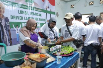 Para driver ojek online (ojol) kompak saat membuat hingga menghias nasi tumpeng, dalam lomba memasak digelar Komunitas Ojek Online (Kajol) Indonesia Dukung Ganjar di Kelurahan Sukasari, Kecamatan Bogor Timur, Bogor, Jawa Barat, Rabu (20/9). Foto: Kajol