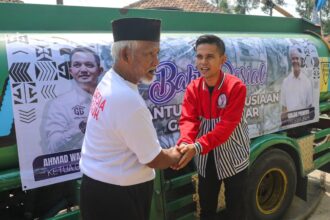 Ketua Umum Gardu Ganjar, Ahmad Wahyudin Nasyar dan relawan lainnya saat mendistribusikan bantuan air bersih di Kecamatan Ciomas, Kabupaten Serang, Banten, Rabu (20/9) siang. Foto: Gardu