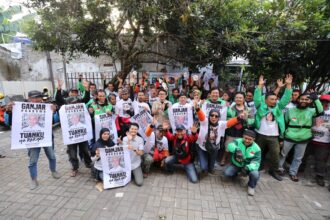 Suasana kompak para driver ojek online (ojol) bersama relawan Ganjar Muda Padjajaran (GMP) di wilayah Cimahi, Jawa Barat, Rabu (20/9). Foto: GMP