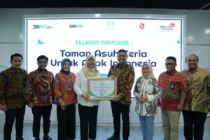 Foto (2): Asisten Deputi Pemenuhan Hak Anak atas Pengasuhan dan Lingkungan Kementerian PPPA RI Rohika Kurniadi Sari (keempat dari kiri) menyerahkan sertifikat TARA Ramah Anak kepada Direktur Human Capital Management Telkom Afriwandi (keempat dari kanan) didampingi Ketua Forsikatel Group Pusat Wulan Ririek Adriansyah (ketiga dari kanan) dan jajaran Senior Leader TelkomGroup di Bandung (18/9). TARA Ramah Anak merupakan peringkat tertinggi sertifikasi yang diberikan KemenPPPA RI kepada daycare atau Taman Asuh Ceria Anak di seluruh Indonesia. Foto: Telkom Indonesia