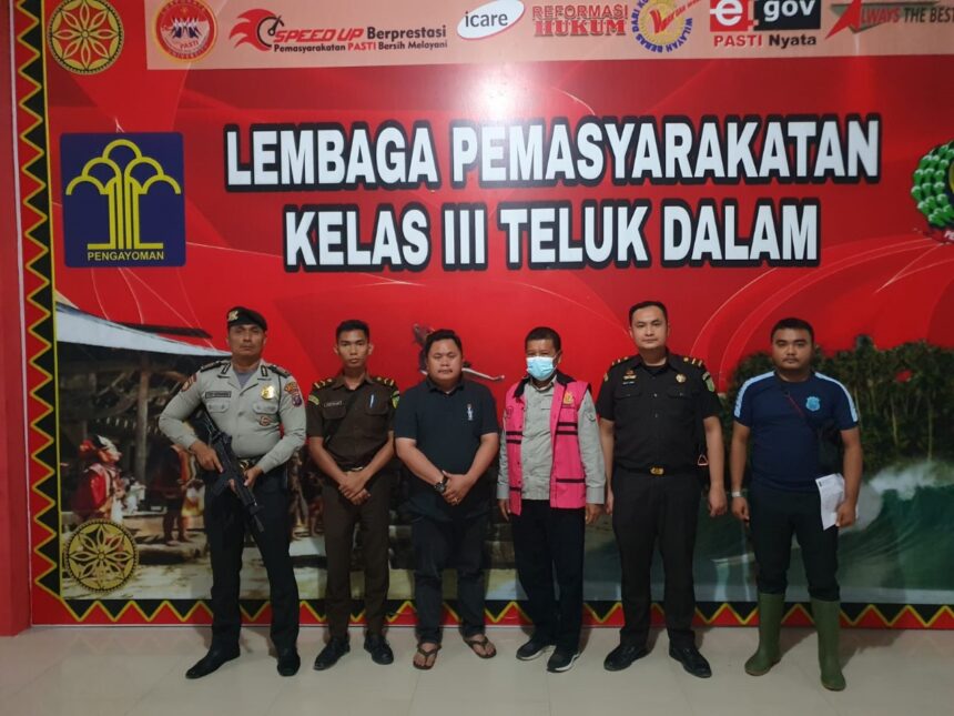 Kejaksaan Negeri Nias Selatan menahan seorang tersangka dalam kasus dugaan korupsi pembangunan Ruang Praktik Siswa (RPS) Agrobisnis Tanaman Pangan dan Holtikultura pada SMK Negeri 2 Siduaori, Kabupaten Nias Selatan TA 2021. Foto: Kejari Nias Selatan