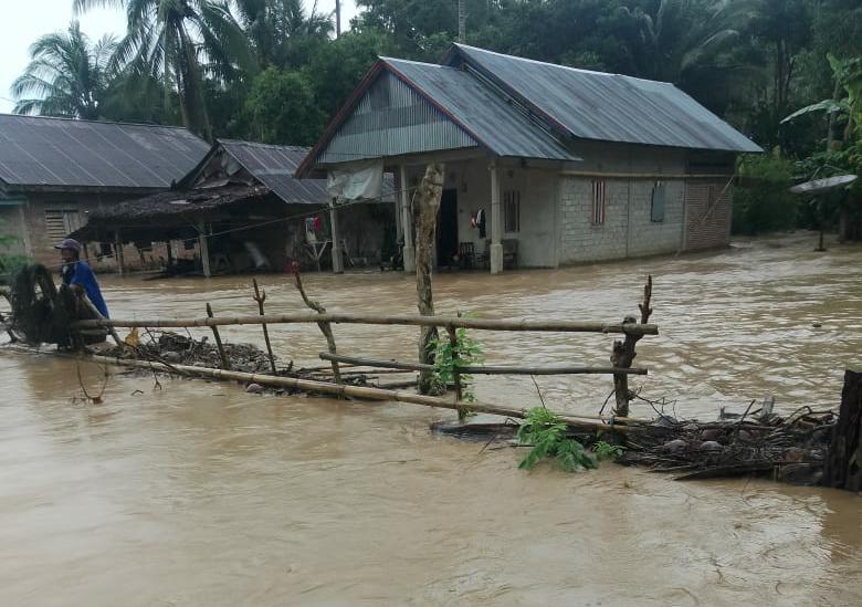 Suasana kondisi banjir melanda Desa Bambarimi, Kecamatan Banawa Selatan, Sulawesi Tengah, sejak Rabu (20/9) hingga kini banjir berangsur surut. Foto: BPBD Provinsi Sulawesi Tengah